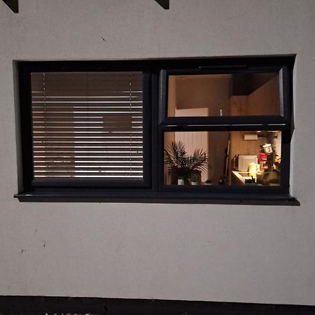 Deluxe Single Room Only For One Adult Northolt  Экстерьер фото