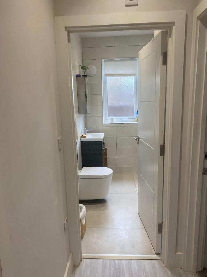 Deluxe Single Room Only For One Adult Northolt  Экстерьер фото