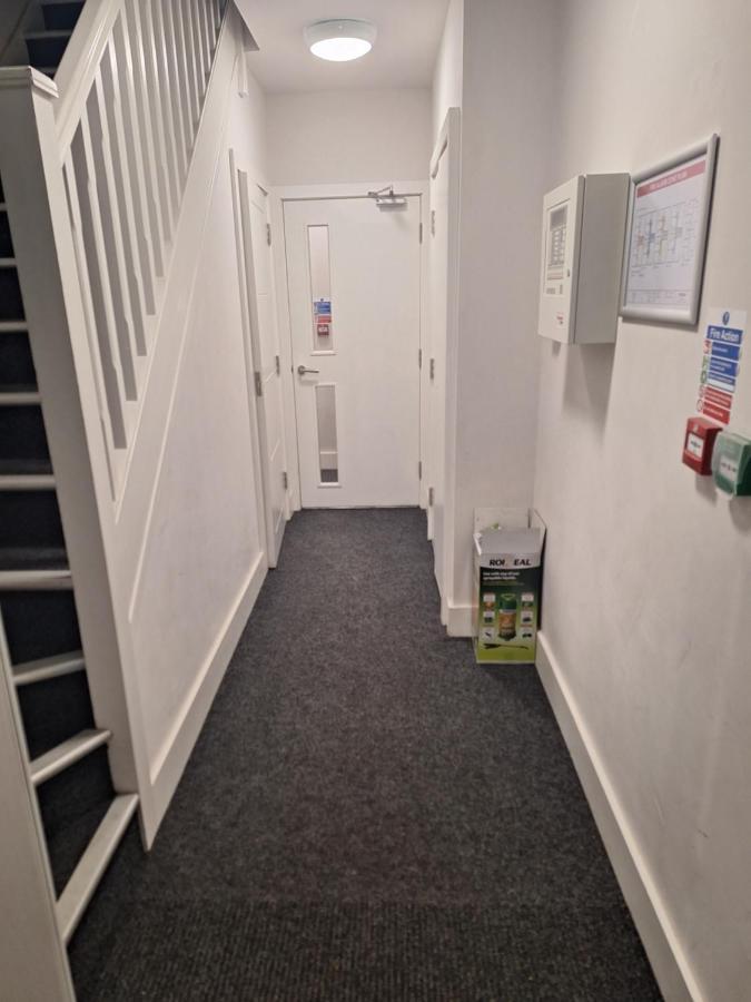 Deluxe Single Room Only For One Adult Northolt  Экстерьер фото