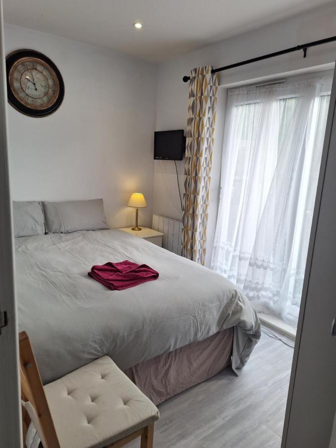 Deluxe Single Room Only For One Adult Northolt  Экстерьер фото